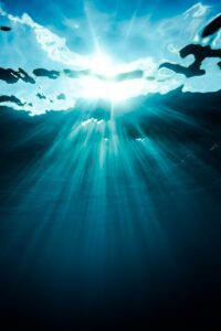 Duomenų centrai po vandeniu: technologinė pažanga ar ekologiška revoliucija? Povandeninis duomenų centras su serveriais, aušinamas natūralaus vandens cirkuliacijos, demonstracija tvarios energijos ir technologijų.