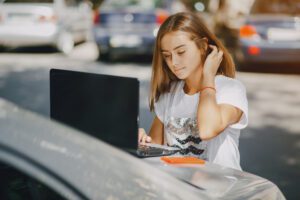 Kaip Amazon keičia automobilių rinkos taisykles: ką turi žinoti pirkėjai Žmogus naršo automobilius internetinėje platformoje naudodamas nešiojamąjį kompiuterį.