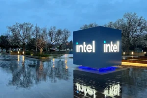 Kova dėl Intel ateities: trys skirtingi keliai ir jų pasekmės Verslo strategija technologijų pramonėje, trys skirtingi ateities keliai ir sprendimų priėmimas