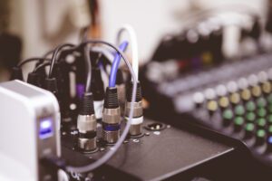 Vestuvės, konferencija, koncertas: Skirtingi renginiai – skirtingi garso poreikiai Profesionali garso aparatūra renginiui – mikrofonai, kolonėlės ir garso pultas.