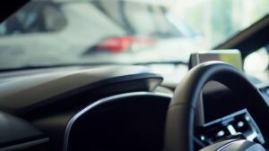 Kodėl automobilių garso izoliacija dažnai lemia ne tik tylą, bet ir geresnę muzikos kokybę? Automobilio salonas su profesionalia garso izoliacija, kuri mažina triukšmą ir gerina muzikos kokybę.